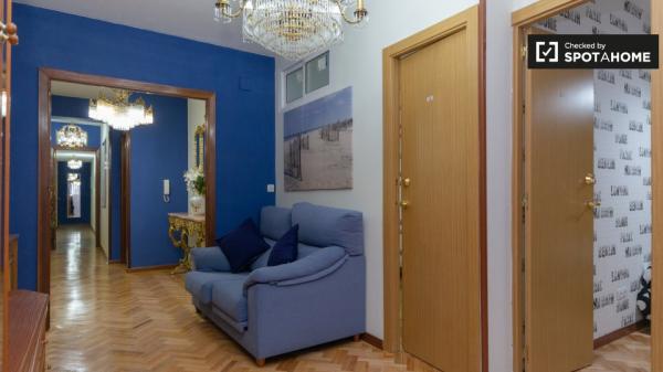 Double room for rent, 6-bedroom apartment, Alcalá de Henares