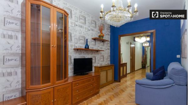 Double room for rent, 6-bedroom apartment, Alcalá de Henares