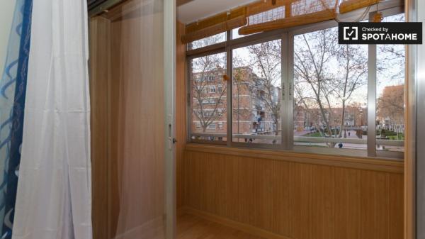 Double room for rent, 6-bedroom apartment, Alcalá de Henares