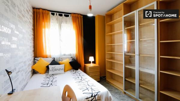 Zimmer in 5-Zimmer-Wohnung in Alcalá de Henares, Madrid