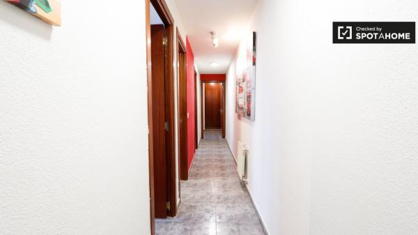 Habitación en piso de 5 dormitorios en Alcalá de Henares, Madrid.