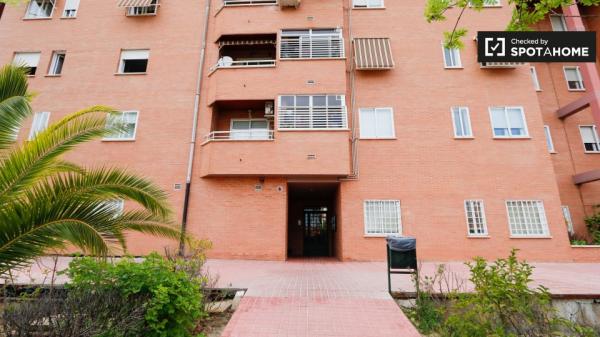 Habitación en piso de 5 dormitorios en Alcalá de Henares, Madrid.