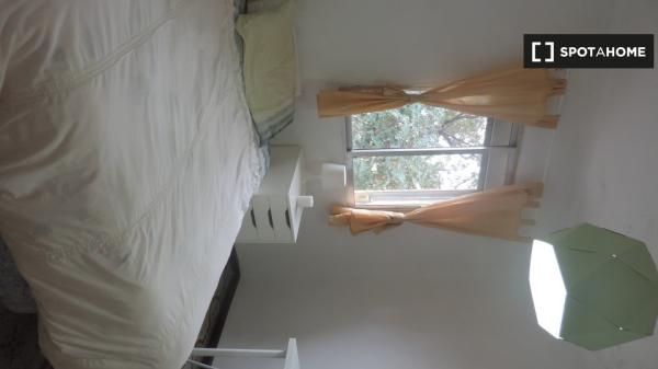 Room in shared apartment in Sevilla