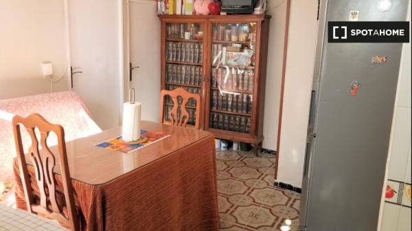 Room in shared apartment in Sevilla