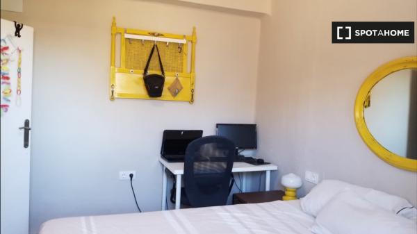 Room in shared apartment in Sevilla