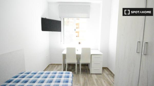 Se alquila habitación en piso de 4 dormitorios en L'Amistat, Valencia