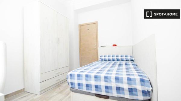 Se alquila habitación en piso de 4 dormitorios en L'Amistat, Valencia