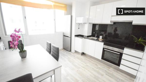 Se alquila habitación en piso de 4 dormitorios en L'Amistat, Valencia