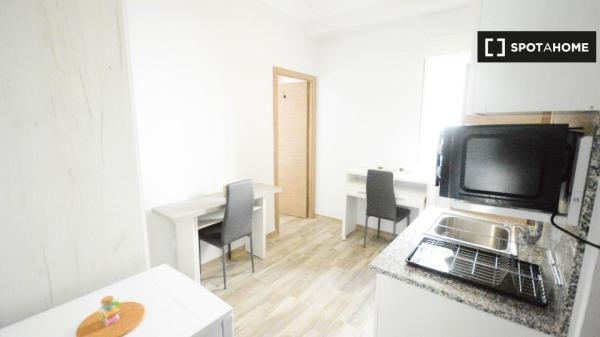 Se alquila habitación en piso de 4 dormitorios en L'Amistat, Valencia