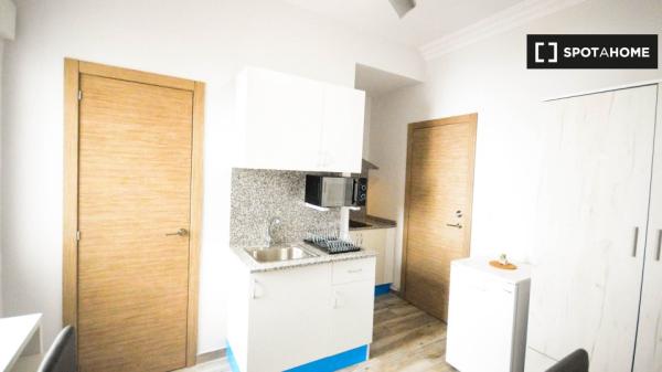 Se alquila habitación en piso de 4 dormitorios en L'Amistat, Valencia