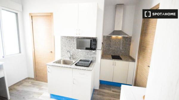 Se alquila habitación en piso de 4 dormitorios en L'Amistat, Valencia