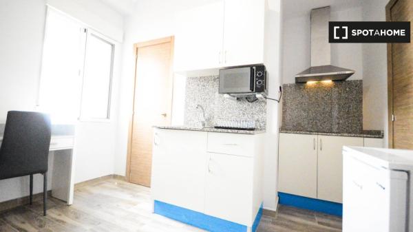 Se alquila habitación en piso de 4 dormitorios en L'Amistat, Valencia