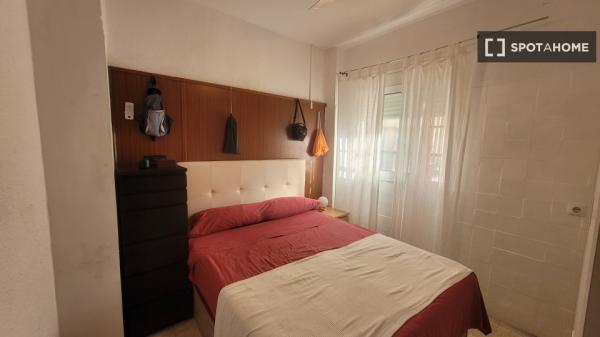 Quarto para alugar em apartamento de 4 quartos em Sevilha