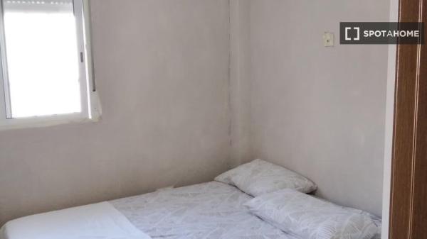 Quarto para alugar em apartamento de 4 quartos em Sevilha