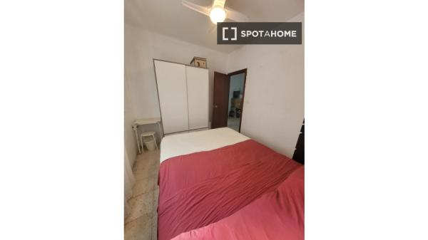 Room for rent in 4-bedroom apartment in Seville