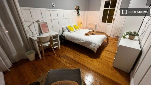 Room for rent in 5-bedroom apartment in Bilbao