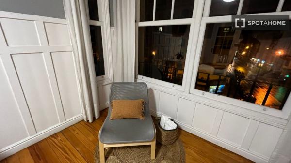 Room for rent in 5-bedroom apartment in Bilbao