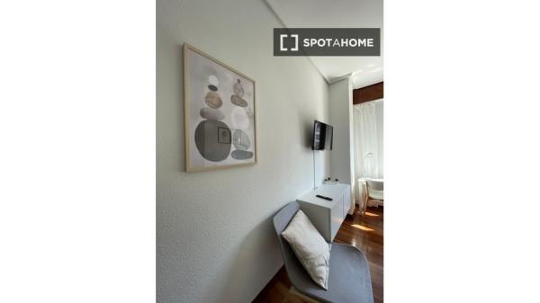 Room for rent in 5-bedroom apartment in Bilbao