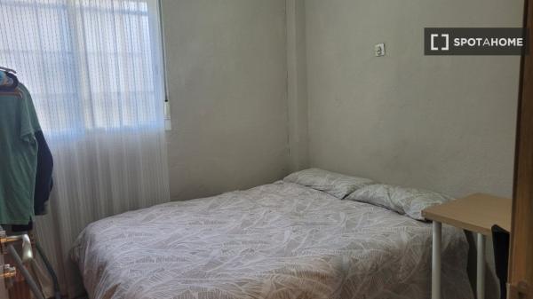 Quarto para alugar em apartamento de 4 quartos em Sevilha