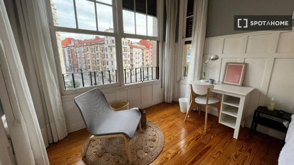 Room for rent in 5-bedroom apartment in Bilbao