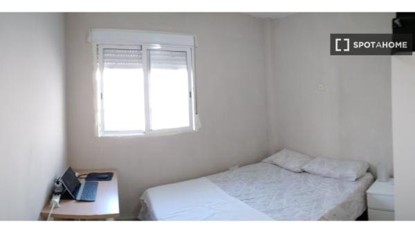 Quarto para alugar em apartamento de 4 quartos em Sevilha