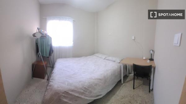 Quarto para alugar em apartamento de 4 quartos em Sevilha