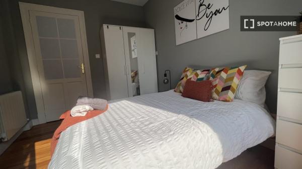 Room for rent in 5-bedroom apartment in Bilbao