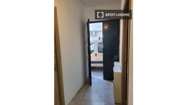 Room for rent in 4-bedroom apartment in Seville