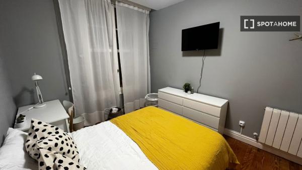 Room for rent in 5-bedroom apartment in Bilbao