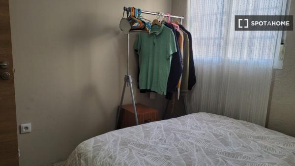 Quarto para alugar em apartamento de 4 quartos em Sevilha