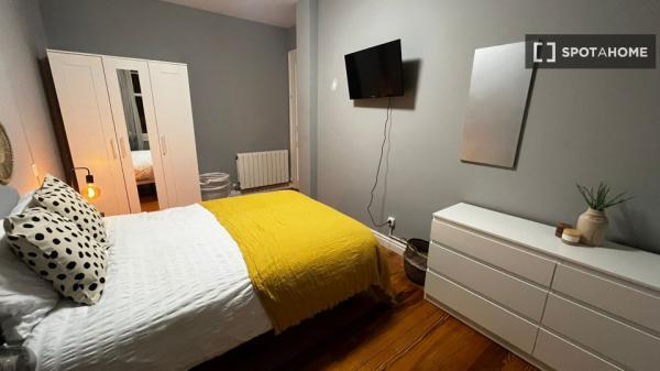 Room for rent in 5-bedroom apartment in Bilbao