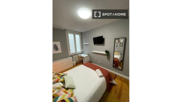 Room for rent in 5-bedroom apartment in Bilbao