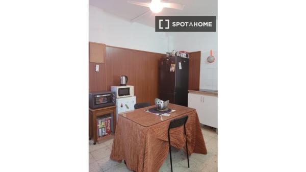 Room for rent in 4-bedroom apartment in Seville