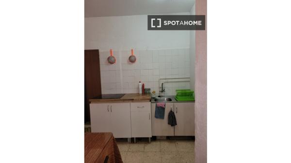 Room for rent in 4-bedroom apartment in Seville