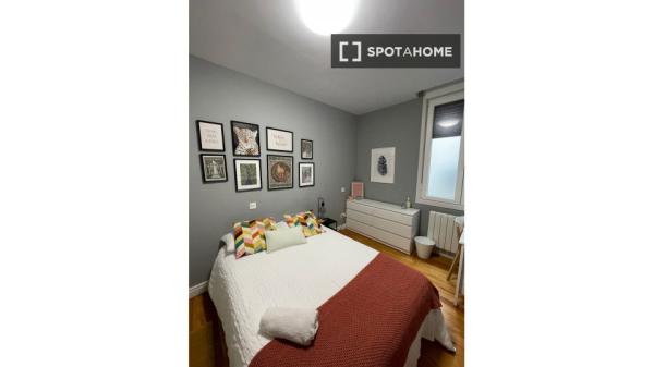 Chambre à louer dans un appartement de 5 chambres à Bilbao