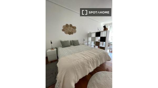 Room for rent in 5-bedroom apartment in Bilbao