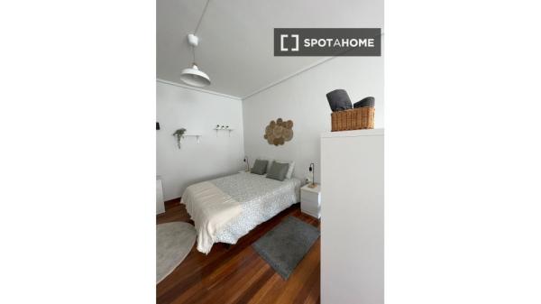 Room for rent in 5-bedroom apartment in Bilbao