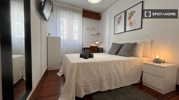 Room in shared apartment in Bilbao