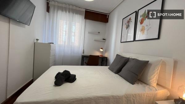 Room in shared apartment in Bilbao