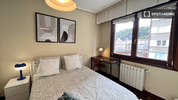 Room for rent in a 5-bedroom apartment in Bilbao