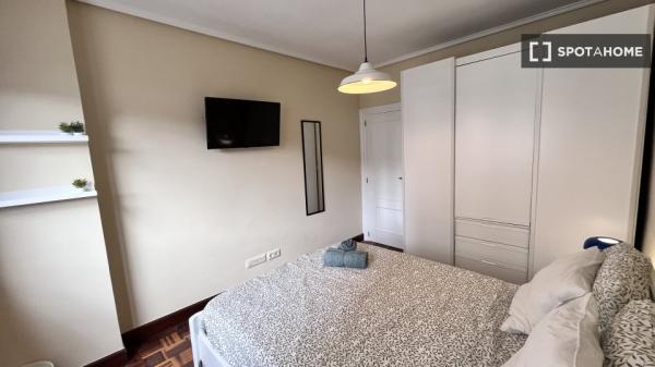 Room for rent in a 5-bedroom apartment in Bilbao