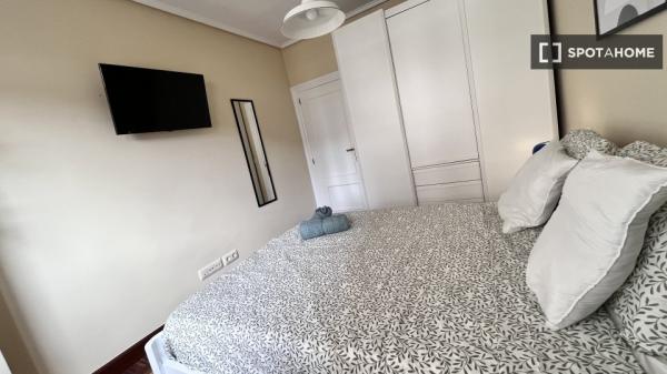 Room for rent in a 5-bedroom apartment in Bilbao