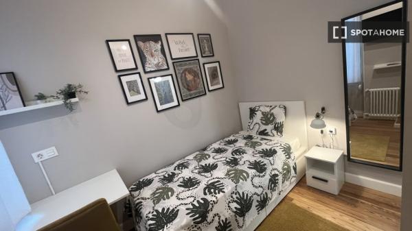 Room for rent in a 5-bedroom apartment in Bilbao