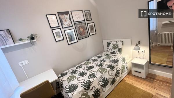 Room for rent in a 5-bedroom apartment in Bilbao