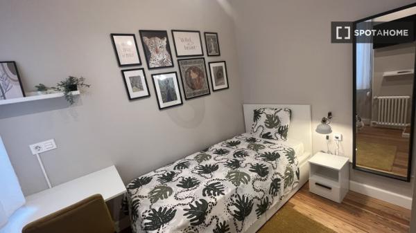 Room for rent in a 5-bedroom apartment in Bilbao