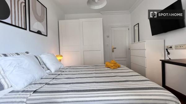 Room for rent in a 5-bedroom apartment in Bilbao