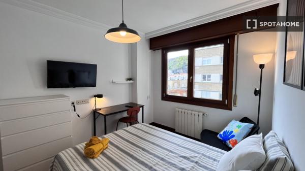 Room for rent in a 5-bedroom apartment in Bilbao