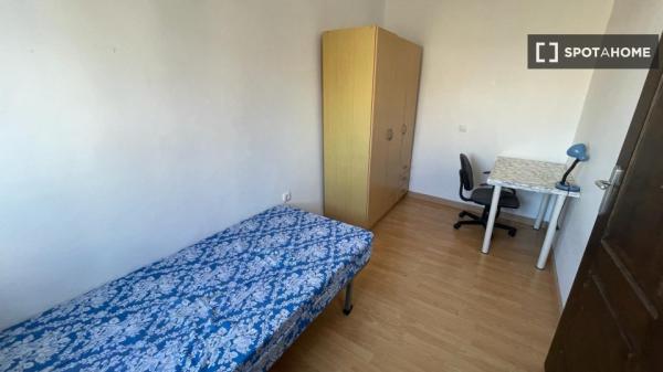 Room in shared apartment in Sevilla