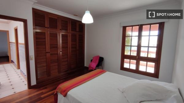 Rooms for rent in 6-bedroom house in Tarifa Alta