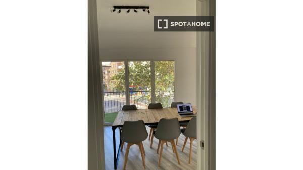 Room for rent in 5-bedroom apartment in Foners, Palma